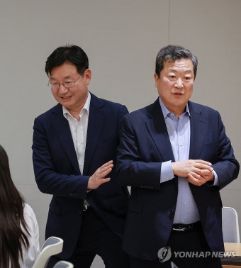 성태윤 정책실장-박춘섭 경제수석, 체코 원전 관련 브리핑 참석