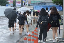 학교 침수로 일찍 귀가하는 당진정보고 학생들