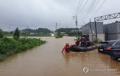 집중호우로 고립된 주민 구조하는 구조대원들