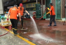 침수된 당진전통시장에서 복구 작업 돕는 자원봉사자