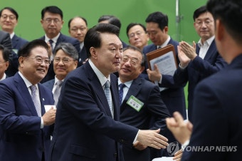 윤석열 대통령, 전북 민생토론회 참석자들과 인사