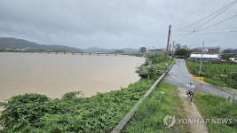 통행 차단된 여주 흥천대교 강변 산책로