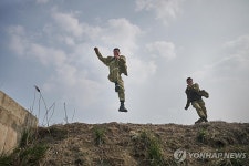 [주말극장가] 1위로 올라온 탈주…슈퍼배드 4 유료시사회 돌발 변수