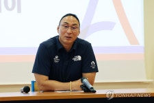 취재진 질문 답하는 장재근 선수총장
