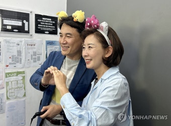 김진태 강원지사와 기념 촬영하는 나경원 후보