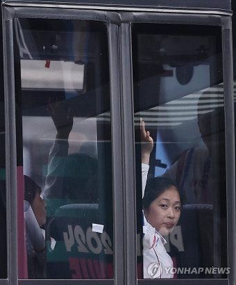취재진 향해 손 흔드는 북한 체조 안창옥