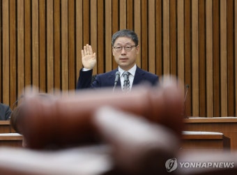 선서하는 노경필 대법관 후보자