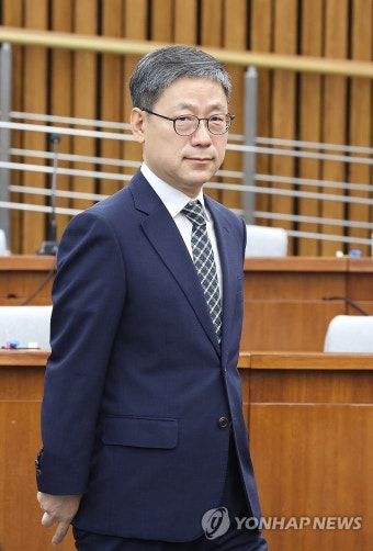 인사청문회 입장하는 노경필 대법관 후보자