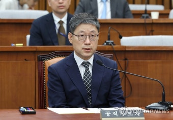 질의에 답변하는 노경필 대법관 후보자
