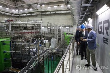 KSTAR 연구시설 둘러보는 이종호 장관