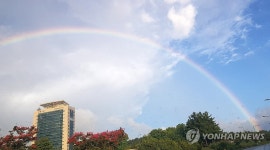 비 비친 뒤 오색 무지개 선물