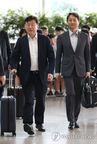 출국하는 체코원전 특사단