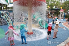 물장구치는 어린이들