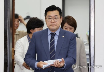 최고위원회의 입장하는 박찬대 당 대표 직무대행