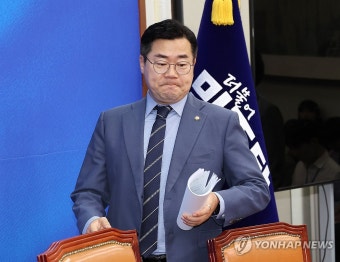 최고위원회의 입장하는 박찬대 당 대표 직무대행