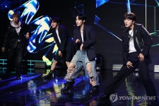 디그니티, 본격 데뷔 무대