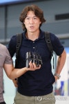 귀국하며 취재진 앞에 선 홍명보 감독