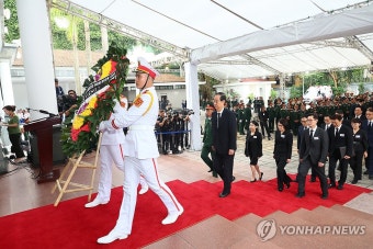 베트남 공산당 서기장 조문하는 한덕수 총리