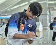 팬에게 사인해주는 태권도 국가대표 서건우