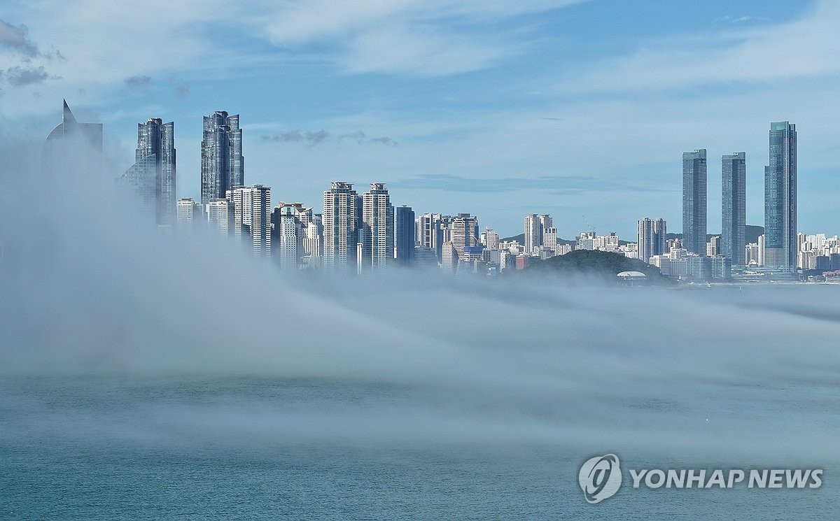 부산 해운대구, 짙은 해무가 풍경을 아름답게 연출하다