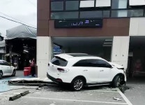 광주 대인시장 주차장서 SUV 돌진…인명피해 없어