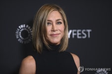 밴스, 해리스에 자식 없는 여자 공격 역풍…스타들 비판 가세