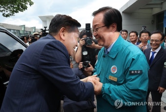 김관영 전북도지사 맞는 유희태 완주군수