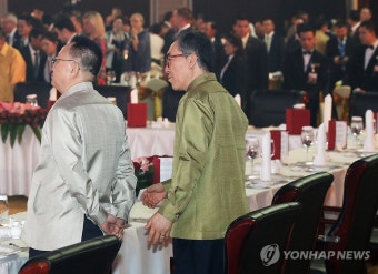 리영철 대사에게 다가가는 조태열 장관