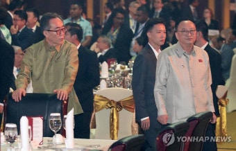 조태열 장관 인근 지나치는 리영철 대사