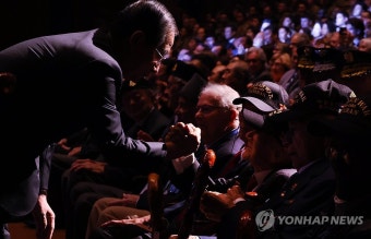 참전용사와 손 맞잡은 한 총리