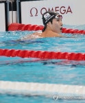 예선 경기 기록 확인하는 김우민