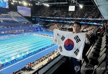 강원도청 수영 선수 파이팅…응원하는 김진태 지사