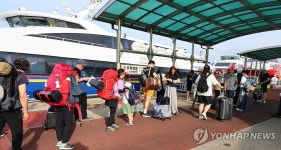 섬으로 떠나는 피서객들
