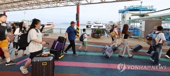 섬으로 떠나는 피서객들