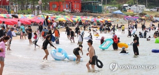 인천 왕산해수욕장 찾은 피서객들