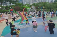 부산 도심공원서 피서…22곳 물놀이시설 본격 운영