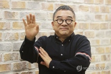 가수 김수철, 미소 방긋