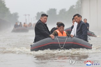 침수지역 돌아보는 북한 김정은