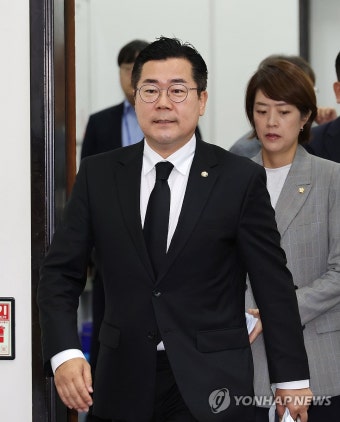 최고위원회의 입장하는 박찬대 당 대표 직무대행