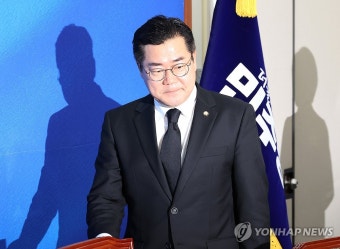 최고위원회의 입장하는 박찬대 당 대표 직무대행
