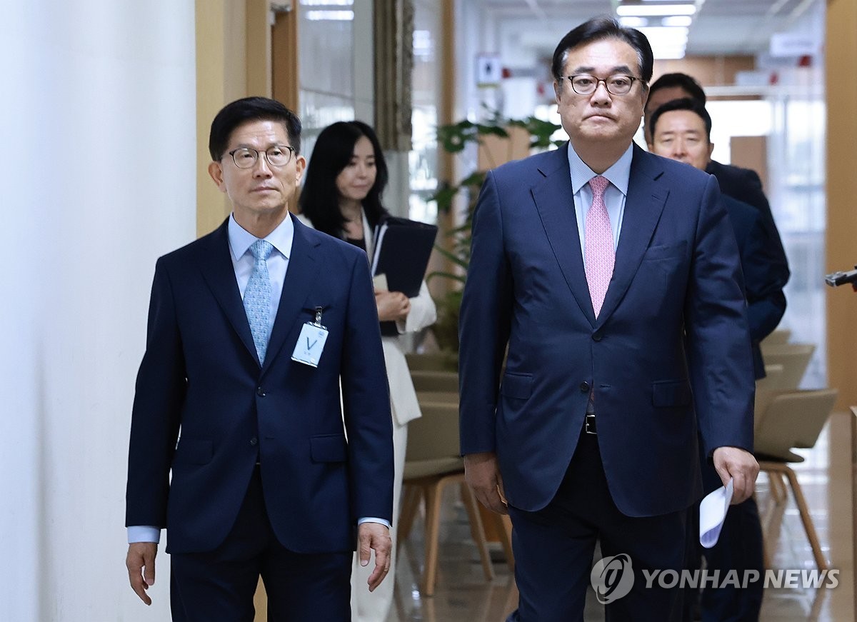윤석열 대통령, 김문수 고용노동부 장관에게 임명장 수여