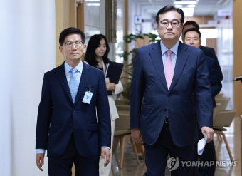 윤석열 대통령, 김문수 고용노동부 장관에게 임명장 수여