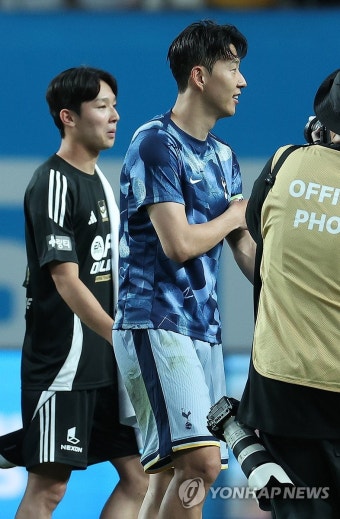 나란히 걷는 손흥민과 양민혁