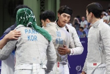 [1보] 펜싱 남자 사브르, 올림픽 단체전 3연패…오상욱 한국 첫 2관왕