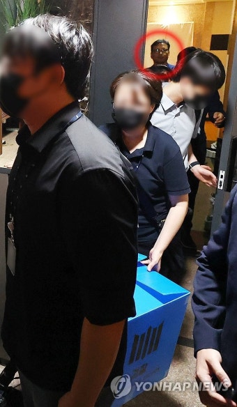 압수수색 마친 검찰 관계자들 바라보는 구영배 큐텐 대표