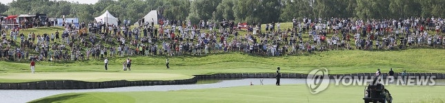 올림픽 첫 경기 열린 골프장에 몰린 관중들