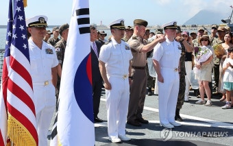 한·미 해군 간 최초 함상 진급식
