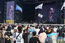폭염 날려버리는 록 공연 열기