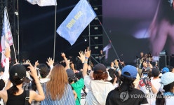 폭염 날려버리는 록 공연 열기