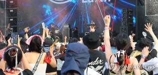 폭염 날려버리는 록 공연 열기